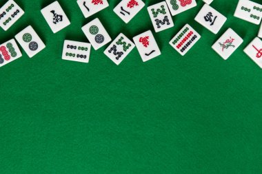 Beyaz-yeşil çini yeşil kumaş arka plan üzerinde üzerinde mahjong için. Aşağıdan emty alanı