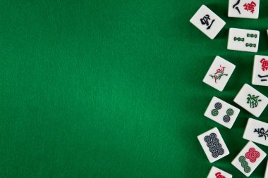 Beyaz-yeşil çini yeşil kumaş arka plan üzerinde üzerinde mahjong için. Soldan emty alan