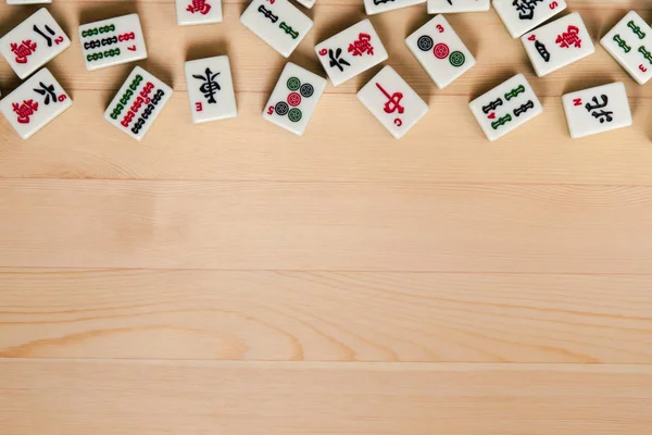 Fehér Zöld Csempe Mahjong Egy Háttérben Fény Barna Üres Hely — Stock Fotó