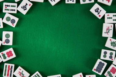 Beyaz-yeşil çini için yeşil kumaş arka plan üzerinde üzerinde mahjong