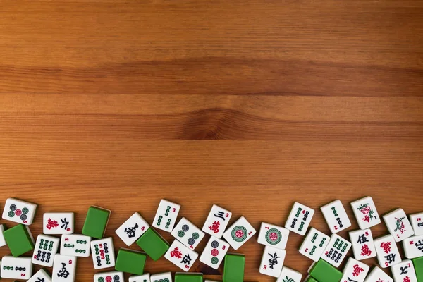 Weiß Grüne Fliesen Für Mahjong Auf Braunem Holzgrund Leerraum Darüber — Stockfoto