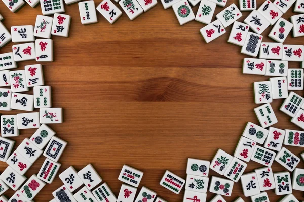 Bílá Zelené Dlaždice Pro Mahjong Hnědé Dřevěné Pozadí Prázdné Místo — Stock fotografie