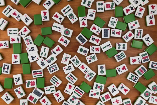Biało Zielone Płytki Dla Mahjong Brązowym Tle Drewnianych Nie Puste — Zdjęcie stockowe