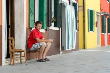 Yaz. İtalya. Venedik. Burano Adası. Renkli, parlak evleri