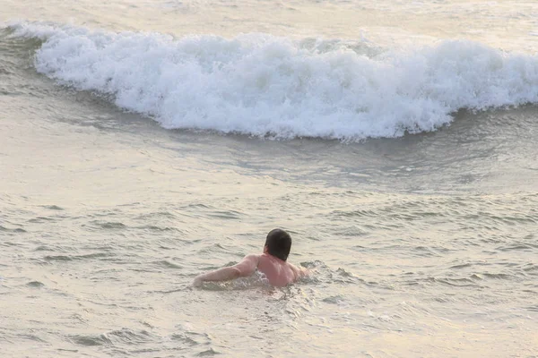 Der Mann Schwimmt Auf Der Welle — Stockfoto