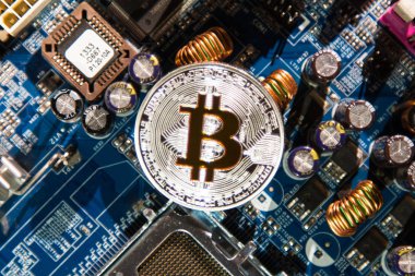 Gümüş sikke altın biraz bitcoin bir arka planda Mikri şemalar ve bilgisayar yedek parça