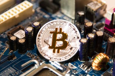 Gümüş sikke altın biraz bitcoin bir arka planda Mikri şemalar ve bilgisayar yedek parça