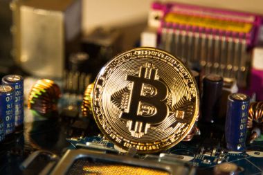 Altın sikke altın biraz bitcoin bir arka planda Mikri şemalar ve bilgisayar yedek parça