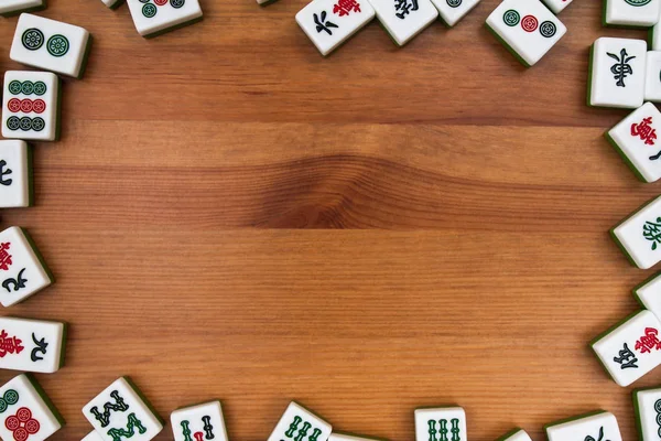 Azulejos Blanco Verdes Para Mahjong Sobre Fondo Madera Marrón Lugar —  Fotos de Stock