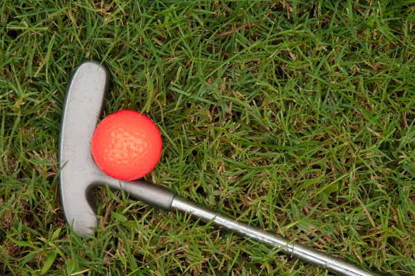 Orange Golf Ball Putter Green Grass — Stock Photo, Image