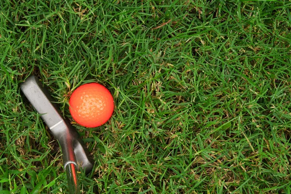 Orange Golfboll Och Putter Grönt Gräs — Stockfoto