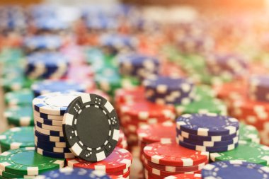 renkli poker fiş yığınları içinde yığılmış