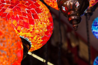 renkli cam mozaik yapılmış parlak Ulusal Türk lambalar