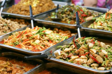 Tayland. Semt pazarı gıda ile. Baharat ile balık