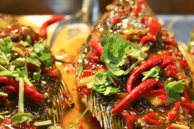 Tayland. Semt pazarı gıda ile. Baharat ile balık