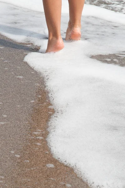 Gebräunte Frauenfüße Surflinie Sandstrand Und Wellen — Stockfoto