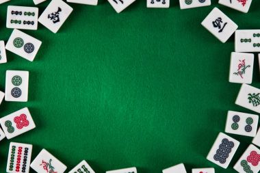 Beyaz-yeşil çini için yeşil kumaş arka plan üzerinde üzerinde mahjong