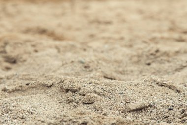 Kum plaj yakın çekim. Sarı küçük temiz kum doku.