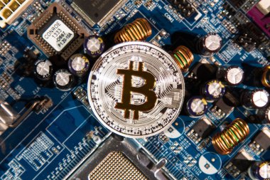 Gümüş sikke altın biraz bitcoin bir arka planda Mikri şemalar ve bilgisayar yedek parça
