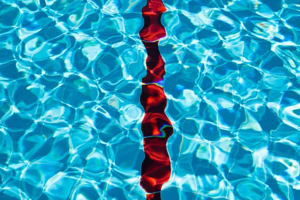 途中で赤のストライプと抽象的な青い背景 プールを水します — ストック写真