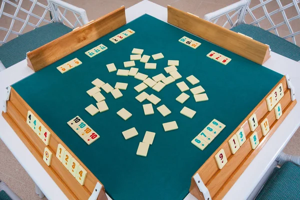 Τουρκικό Επιτραπέζιο Παιχνίδι Rummikub Τραπέζι Πράσινο Ύφασμα Και Πατατάκια Χέρια — Φωτογραφία Αρχείου