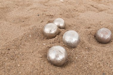 Plaj. Bocha oyunu. Bocha kum üzerinde için parlak Gümüş Top.