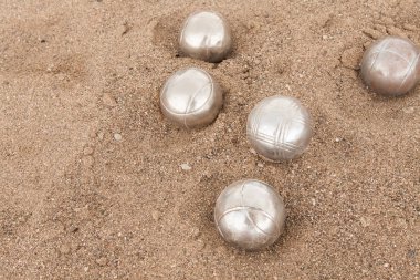 Plaj. Bocha oyunu. Bocha kum üzerinde için parlak Gümüş Top.