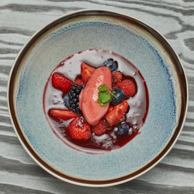 Çilekli dondurma tatlı