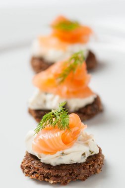 bir dilim çavdar ekmeği üzerine krem peynir ile Somon