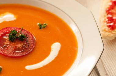 kremalı domates çorbası ve tost ile çilek reçeli