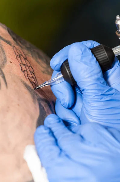 Tattoo artist making tattoo — Stock Photo, Image