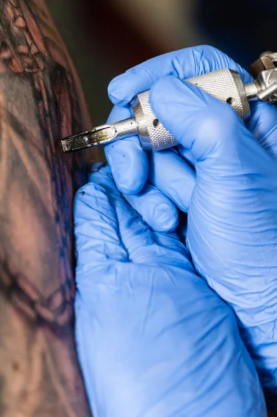 Tatuaggio artista facendo tatuaggio — Foto Stock