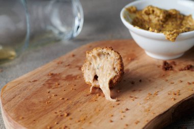 Bitterballen Hollanda 'ya özgü et bazlı bir aperatiftir. Çok kalın bir güveç yaparak yapılır..