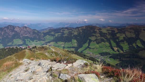 Berg uitzicht vanaf de top - de alpine dorp Alpbach en het Alpbachtal (Alpbach valley), Oostenrijk — Stockvideo