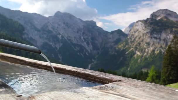 Ländliche Landschaft mit hölzernem Brunnen. — Stockvideo