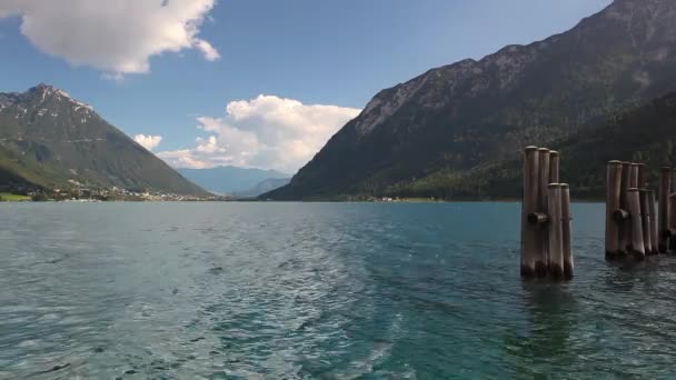 Schody drewniane jezioro Achen nad jeziorem (Austria). — Wideo stockowe