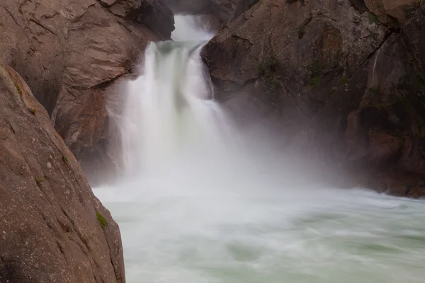 Üvöltő River Falls mutatott a korai csökkenése, a Kings Canyon nemzeti — Stock Fotó