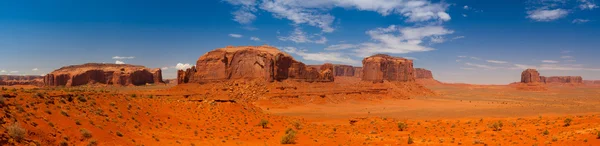 Iconic peaks of rock formations in the Navajo Park of Monument V — Stock Photo, Image