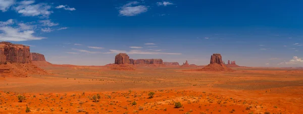 Cime iconiche di formazioni rocciose nel Parco Navajo del Monumento V — Foto Stock