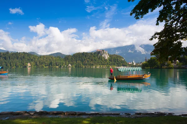 Båtar på sjön Bled, Slovenien. — Stockfoto