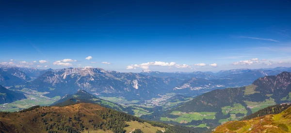 Vue sur la montagne depuis le sommet - vallée d'Alpbach, Autriche . — Photo