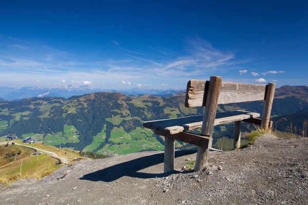 Vue sur la montagne depuis le sommet - vallée d'Alpbach, Autriche . — Photo