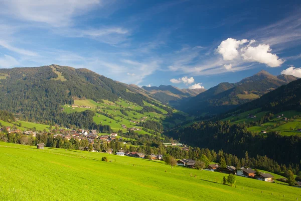 高山的阿尔卑巴赫村和 Alpbachtal，奥地利. — 图库照片