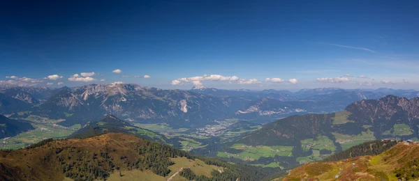 Vue sur la montagne depuis le sommet - vallée d'Alpbach, Autriche . — Photo