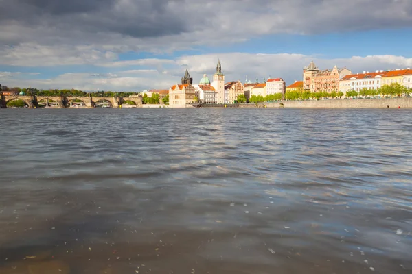 Vista dall'isola di Strelecky sul ponte pedonale Novotny accanto al Ch — Foto Stock