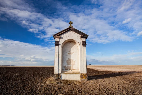 Uma pequena capela no meio dos campos — Fotografia de Stock