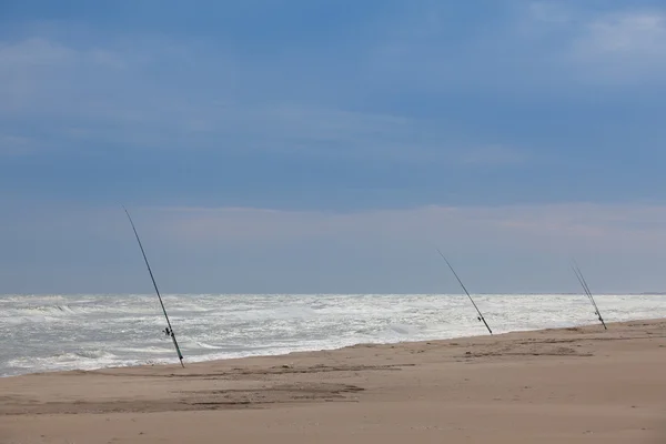 Rybářské pruty na pláži, Francie — Stock fotografie