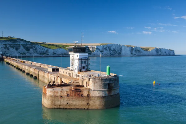 Weiße Klippen und Taubenhafen entlang der Küste des englischen Kanals — Stockfoto