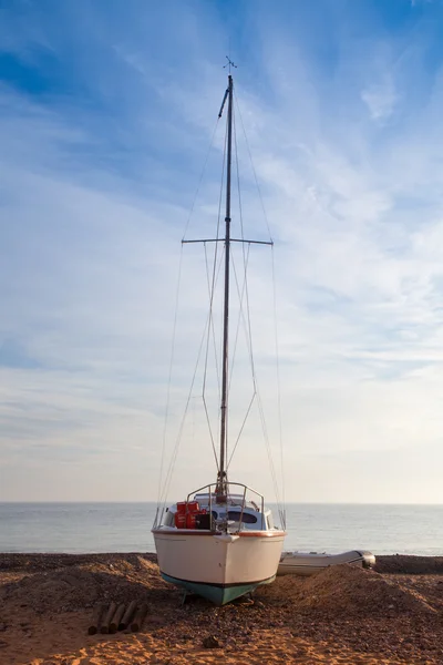 Lonely sailboat on the Cromer beach,Great Britain — Stock Photo, Image