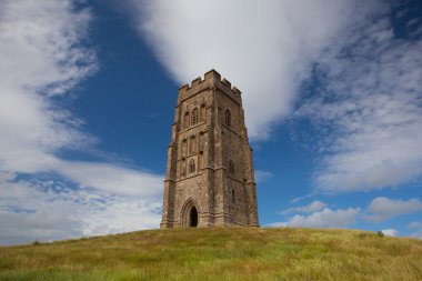 Glastonbury Somerset'deki / daki rüzgarlı bir tepenin üzerinde bulunan Tor.